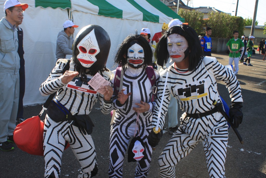 「「侍の格好をしたアンパンマン」や「刀を持つダダ」、仮装をしていないとスタート時に浮いてしまうレースとは」の画像