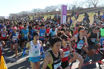 「荒川河川敷で行われる新春恒例の大会! 第18回ハイテクハーフマラソン」の画像