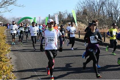 「名物・「かも丸鍋」がランナーをお出迎え! みのかも日本昭和村ハーフマラソン大会」の画像