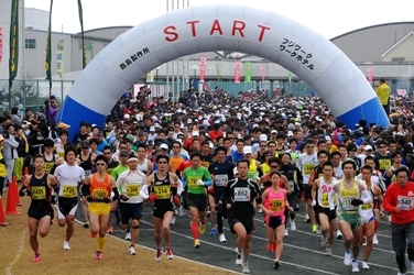 「新春の「走り初め」として8,000人のランナーが集結! 第25回高槻シティハーフマラソン」の画像